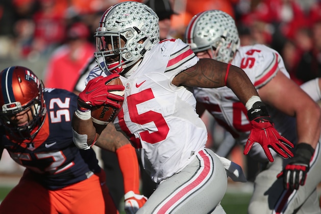 CHAMPAIGN, IL - NOVEMBER 14:  Ezekiel Elliott #15 of the Ohio State Buckeyes runs against the Illinois Fighting Illini at Memorial Stadium on November 14, 2015 in Champaign, Illinois.  (Photo by Jonathan Daniel/Getty Images)