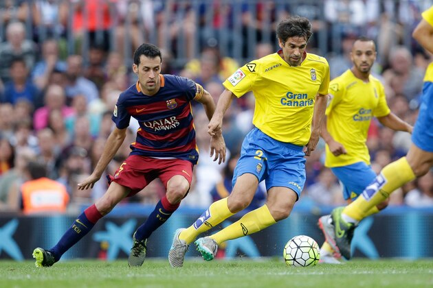 (L-R) Sergio Busquets of FC Barcelona, Juan Carlos Valeron of Las Palmas during the Primera Division match between FC Barcelona and Las Palmas on September 26, 2015 at Camp Nou stadium in Barcelona, Spain.(Photo by VI Images via Getty Images)