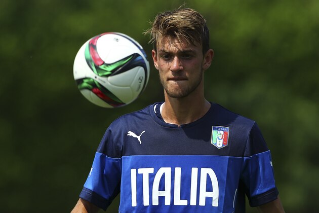 COMO, ITALY - JUNE 04:  Daniele Rugani of Italy U21 controls the ball during Italy U21 training session at the club's training ground on June 4, 2015 in Appiano Gentile Como, Italy.  (Photo by Marco Luzzani/Getty Images)
