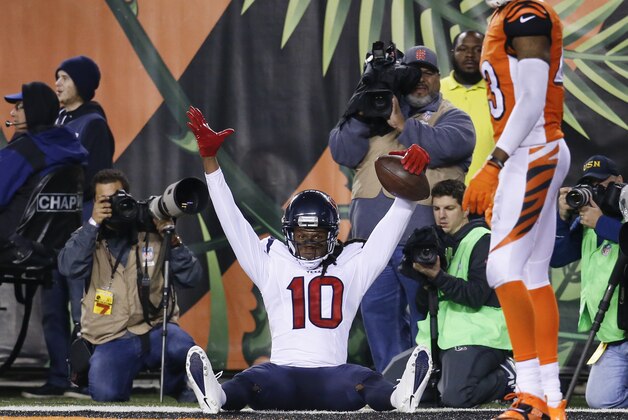 DeAndre Hopkins, receptor de los Texans de Houston, festeja luego de anotar frente a George Iloka, de los Bengals de Cincinnati, el lunes 16 de noviembre de 2015 (AP Foto/Frank Victores)