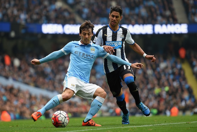 MANCHESTER, ENGLAND - OCTOBER 03: David Silva of Manchester City in action with Ayoze Perez of Newcastle United during the Barclays Premier League match between Manchester City and Newcastle United at Etihad Stadium on October 3, 2015 in Manchester, United Kingdom.  (Photo by Michael Regan/Getty Images)