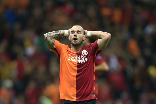 Galatasaray's Wesley Sneijder, reacts after a missing attack against Benfica during Champions League Group C soccer match between Galatasaray and Benfica at Turk Telekom Arena Stadium in Istanbul, Turkey, Wednesday, Oct. 21, 2015. Galatasaray won 2-1.(AP Photo/Lefteris Pitarakis)