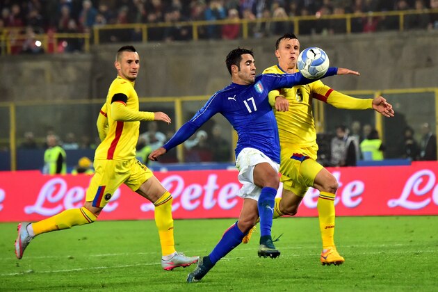 Romania's defender Vlad Chiriches  (R) fights for the ball with Italy's forward Eder during the friendly football match between Italy and Romania, on November 17, 2015 at Renato Dall'Ara Stadium in Bologna. AFP PHOTO / GIUSEPPE CACACE        (Photo credit should read GIUSEPPE CACACE/AFP/Getty Images)
