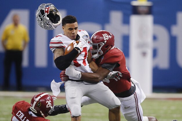 El running back de Ohio State Jalin Marshall (17) es golpeado por el linebacker de Alabama Reggie Ragland (19) en el partido por la semifinal del fútbol americano universitario que se jugó en el Sugar Bowl el jueves 1 de enero de 2015. (Foto AP/Bill Haber)