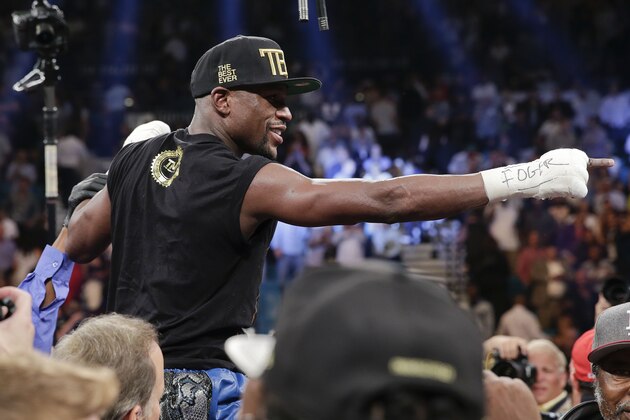 Floyd Mayweather Jr. festeja tras vencer al mexicano Saúl