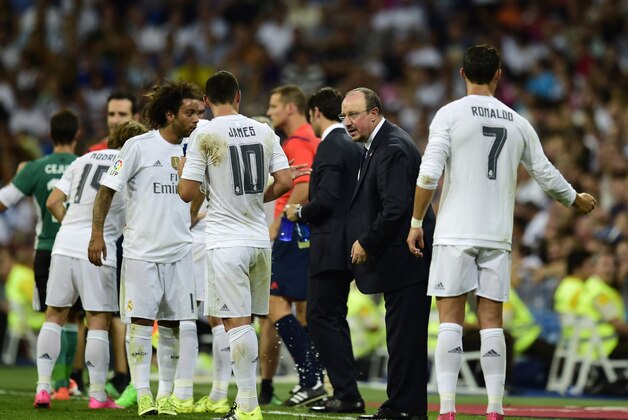 Real Madrid's coach Rafael Benitez (2ndR) gives instructions to his players during the Spanish league football match Real Madrid CF vs Real Betis Balompie at the Santiago Bernabeu stadium in Madrid on August 29, 2015.   AFP PHOTO/ PIERRE-PHILIPPE MARCOU        (Photo credit should read PIERRE-PHILIPPE MARCOU/AFP/Getty Images)