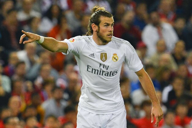 Real Madrid's Welsh forward Gareth Bale gestures during the Spanish league football match Club Atletico de Madrid vs Real Madrid CF at the Vicente Calderon stadium in Madrid on October 4, 2015.   AFP PHOTO/ CURTO DE LA TORRE        (Photo credit should read CURTO DE LA TORRE/AFP/Getty Images)