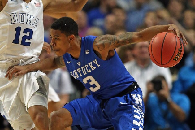 CHICAGO, IL - NOVEMBER 17: Tyler Ulis #3 of the Kentucky Wildcats moves against Derryck Thornton #12 of the Duke Blue Devils during the Champions Classic at the United Center on November 17, 2015 in Chicago, Illinois. (Photo by Jonathan Daniel/Getty Images