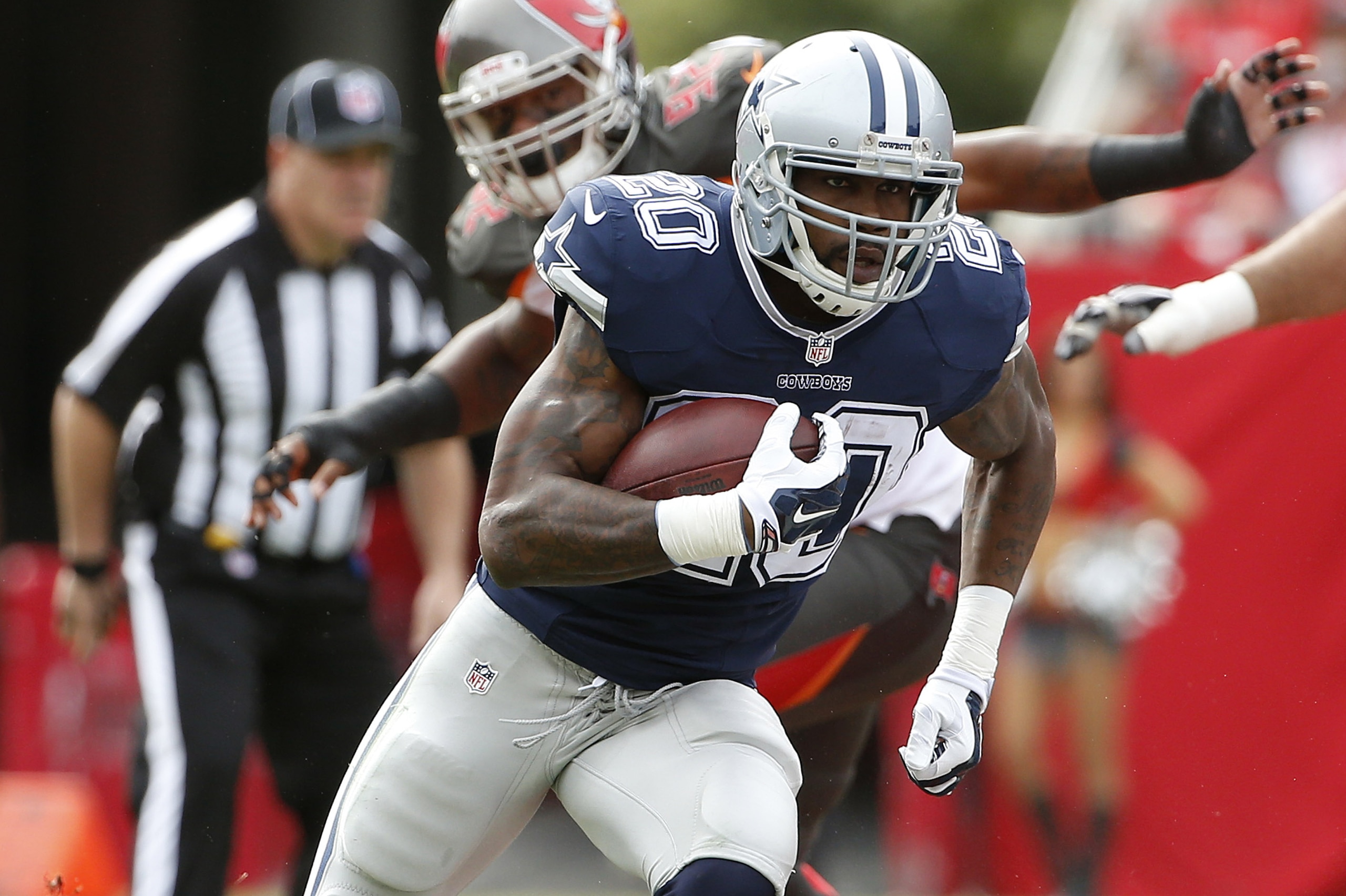Dallas Cowboys running back Darren McFadden (20) runs against the Tampa Bay Buccaneers during the first quarter of an NFL football game Sunday, Nov. 15, 2015, in Tampa, Fla. (AP Photo/Brian Blanco)