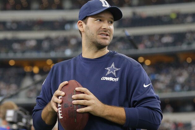 Esta foto del 1 de noviembre de 2015 muestra a Tony Romo, quarterback de los Cowboys de Dallas, antes de un partido en el que no pudo participar por encontrarse lesionado (AP Foto/Brandon Wade, archivo)