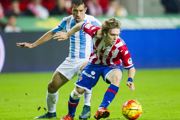 GIJON, SPAIN - NOVEMBER 01:  Halilovic of Real Sporting de Gijon duels for the ball with Charles of Malaga CF during the La Liga match between Real Sporting de Gijon and Malaga CF at Estadio El Molinon on November 1, 2015 in Gijon, Spain.  (Photo by Juan Manuel Serrano Arce/Getty Images)