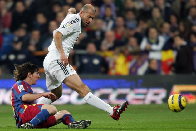 Madrid, SPAIN:  Real Madrid's French Zinedine Zidane (R) vies with Barcelona's Argentine Messi (L) during a Spanish Liga football match in Santiago Bernabeu stadium in Madrid, 19 November 2005. AFP PHOTO/ Pierre-Philippe MARCOU  (Photo credit should read PIERRE-PHILIPPE MARCOU/AFP/Getty Images)