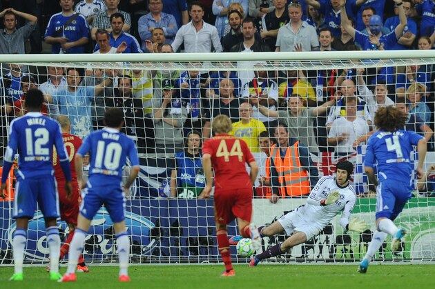 MUNICH, GERMANY - MAY 19: Arjen Robben (L) of FC Bayern Muenchen shoots from the penalty spot but its saved by goalkeeper Petr Cech of Chelsea during UEFA Champions League Final between FC Bayern Muenchen and Chelsea at the Fussball Arena München on May 19, 2012 in Munich, Germany.  (Photo by Mike Hewitt/Getty Images)