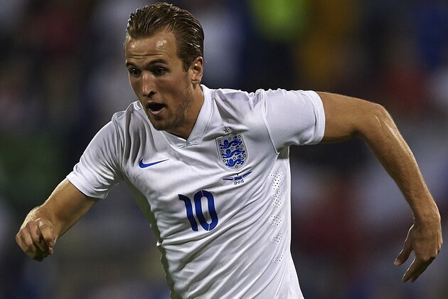 ALICANTE, SPAIN - NOVEMBER 13:  Harry Kane of England runs with the ball during the international friendly match between Spain and England at Jose Rico Perez Stadium on November 13, 2015 in Alicante, Spain.  (Photo by Manuel Queimadelos Alonso/Getty Images)