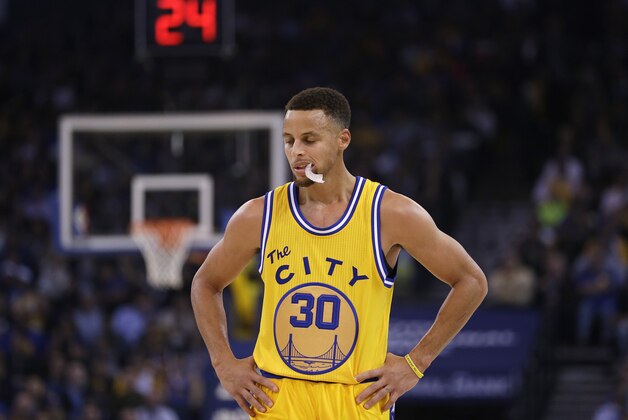 Golden State Warriors' Stephen Curry during the first half of an NBA basketball game  against the Toronto Raptors Tuesday, Nov. 17, 2015, in Oakland, Calif. (AP Photo/Ben Margot)