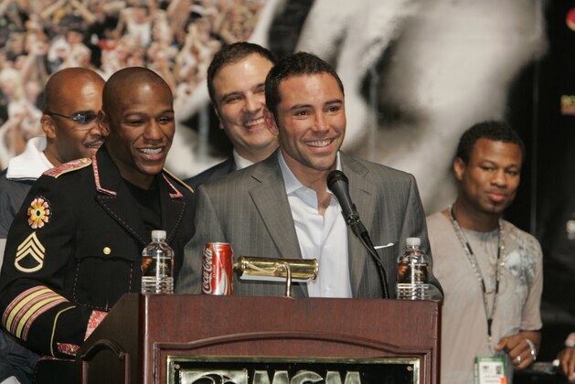Oscar De La Hoya, left, and Floyd Mayweather Jr. at a post-fight press conference after Meayweather's split decision win in the WBC super welterweight world championship boxing match against De La Hoya on Saturday, May 5, 2007, at the MGM Grand Garden Arena  in Las Vegas. (AP Photo/Jae C. Hong)