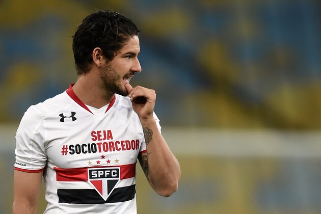 RIO DE JANEIRO, BRAZIL - OCTOBER 14: Alexandre Pato of Sao Paulo gestures during a match between Fluminense and Sao Paulo as part of Brasileirao Series A 2015 at Maracana Stadium on October 14, 2015 in Rio de Janeiro, Brazil. (Photo by Buda Mendes/Getty Images)