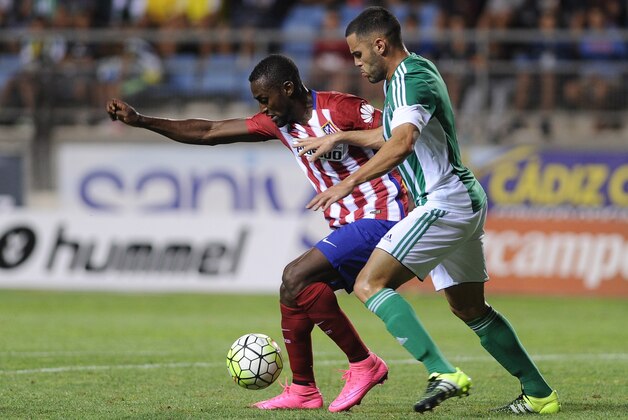 Betis's defender Bruno (R) vies with Atletico Madrid's Colombian forward Jackson Martínez (L) during the Trofeo Carranza football match Atletico de Madrid vs Betis at the Ramon de Carranaza stadium in Cadiz on August 15, 2015. AFP PHOTO / CRISTINA QUICLER (Photo credit should read CRISTINA QUICLER/AFP/Getty Images) Betis's defender Bruno (R) vies with Atletico Madrid's Colombian forward Jackson Martínez (L) during the Trofeo Carranza football match Atletico de Madrid vs Betis at the Ramon de Carranaza stadium in Cadiz on August 15, 2015. AFP PHOTO / CRISTINA QUICLER (Photo credit should read CRISTINA QUICLER/AFP/Getty Images)