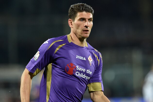 FLORENCE, ITALY - APRIL 07:  Mario Gomez of ACF Fiorentina in action during the TIM cup match between ACF Fiorentina and Juventus FC at Artemio Franchi on April 7, 2015 in Florence, Italy.  (Photo by Giuseppe Bellini/Getty Images)