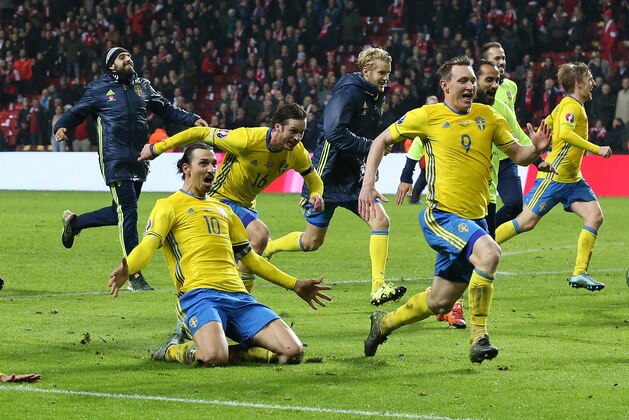 COPENHAGEN, DENMARK - NOVEMBER 17: Zlatan Ibrahimovic, Pontus Wernbloom and Kim Kallstrom of Sweden celebrate the qualification for the EURO 2016 in France following the UEFA EURO 2016 qualifier play-off second leg match between Denmark and Sweden at Telia Parken stadium on November 17, 2015 in Copenhagen, Denmark. (Photo by Jean Catuffe/Getty Images)