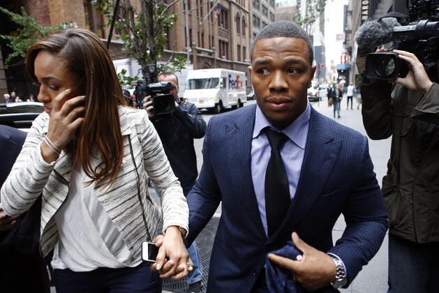 El running back Ray Rice, suspendido por la NFL, llega a la audiencia por su proceso de apelación a la suspensión acompañado de su esposa Janay Palmer el miércoles 5 de noviembre de 2014 en Nueva York. (Foto de AP/Jason DeCrow)