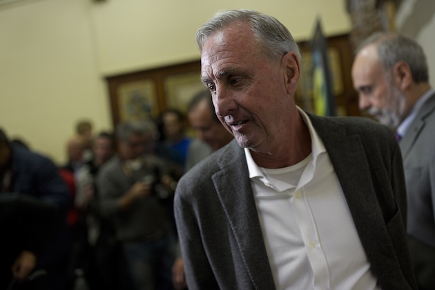 Dutch football legend Johan Cruyff arrives for a press conference to announce the collaboration between Johan Cruyff Institute and Autonomous University of Barcelona ( UAB ) to jointly develop activities of teaching, research and social solidarity, in Barcelona on November 19, 2015. AFP PHOTO / JOSEP LAGO        (Photo credit should read JOSEP LAGO/AFP/Getty Images)