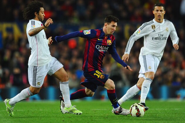 BARCELONA, SPAIN - MARCH 22:  Lionel Messi of Barcelona goes between Marcelo and Cristiano Ronaldo of Real Madrid CF  during the La Liga match between FC Barcelona and Real Madrid CF at Camp Nou on March 22, 2015 in Barcelona, Spain.  (Photo by David Ramos/Getty Images)
