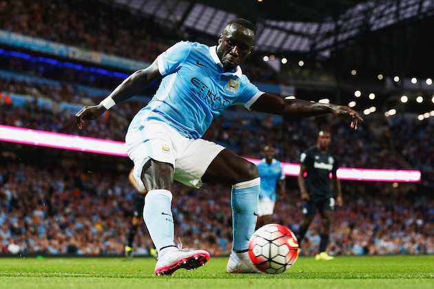 MANCHESTER, ENGLAND - SEPTEMBER 19:  Bacary Sagna of Manchester City passes the ball during the Barclays Premier League match between Manchester City and West Ham United at Etihad Stadium on September 19, 2015 in Manchester, United Kingdom.  (Photo by Dean Mouhtaropoulos/Getty Images)