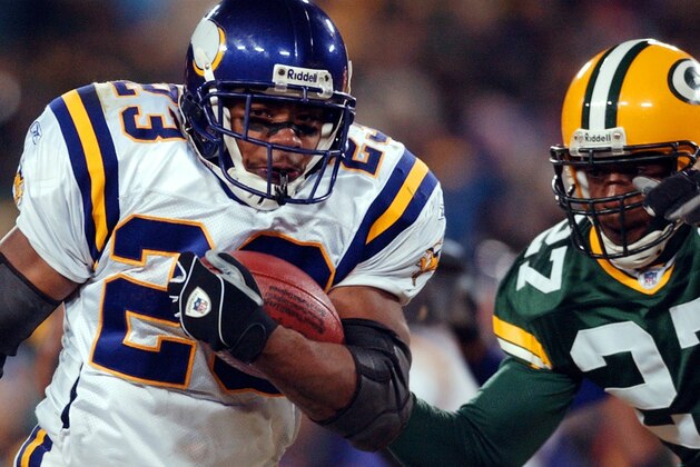 Minnesota Vikings running back Michael Bennett, left, breaks away from Green Bay Packers cornerback Tod McBride for a 35-yard run during the third quarter Sunday, Dec. 8, 2002, in Green Bay, Wis. (AP Photo/Morry Gash)