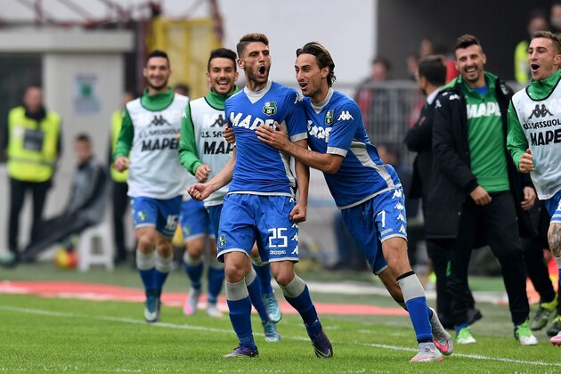 MILAN, ITALY - OCTOBER 25:  Domenico Berardi of US Sassuolo Calcio #25 celebrates after scoring the first goal during the Serie A match between AC Milan and US Sassuolo Calcio at Stadio Giuseppe Meazza on October 25, 2015 in Milan, Italy.  (Photo by Claudio Villa/Getty Images)