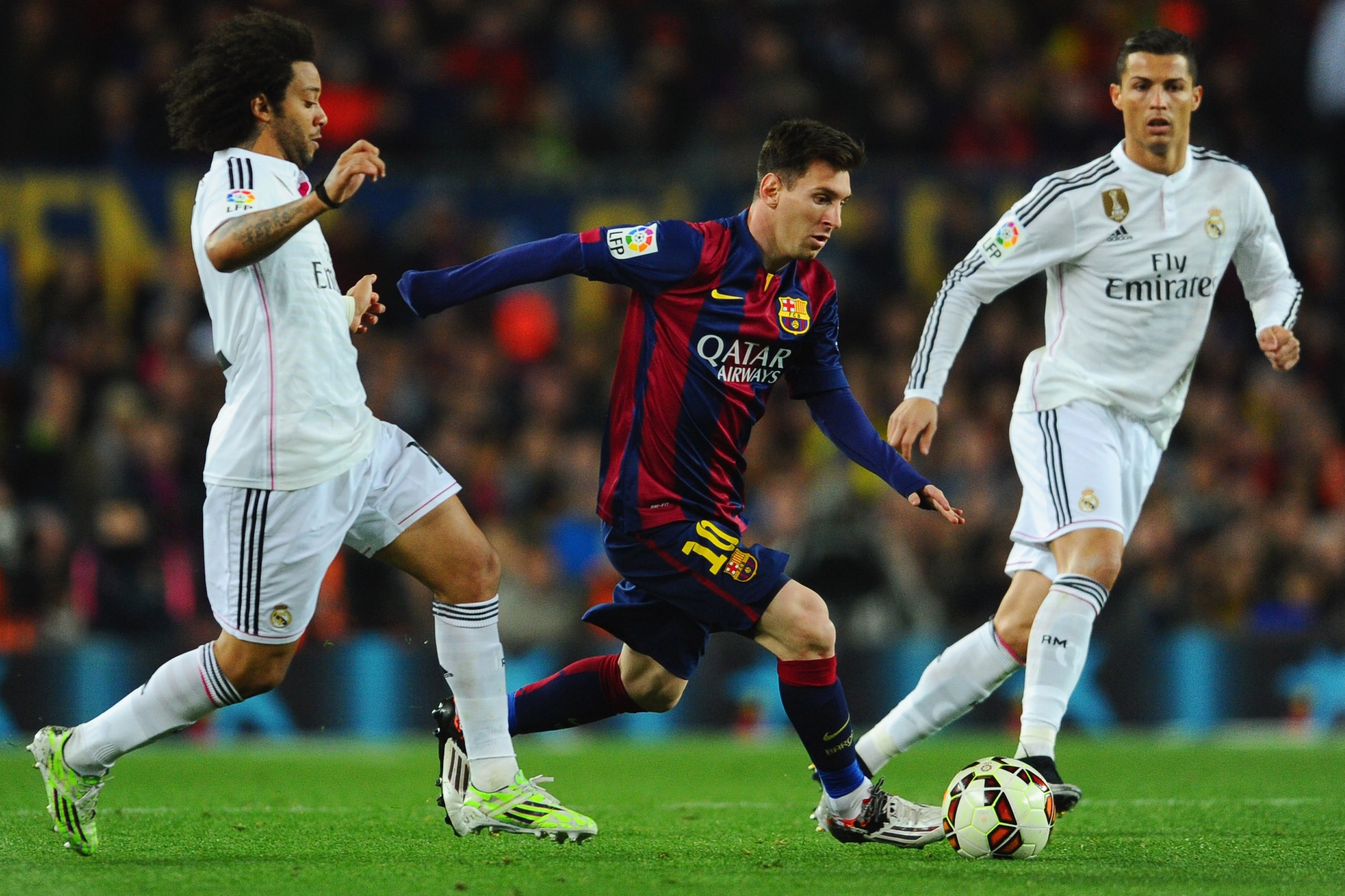 BARCELONA, SPAIN - MARCH 22:  Lionel Messi of Barcelona goes between Marcelo and Cristiano Ronaldo of Real Madrid CF  during the La Liga match between FC Barcelona and Real Madrid CF at Camp Nou on March 22, 2015 in Barcelona, Spain.  (Photo by David Ramos/Getty Images)