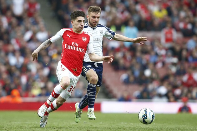 Arsenal's Spanish defender Hector Bellerin (L) and West Bromwich Albion's English-born Scottish midfielder James Morrison (R) vies for the ball during the English Premier League football match between Arsenal and West Bromwich Albion at the Emirates Stadium in London on May 24, 2015. AFP PHOTO / JUSTIN TALLIS  RESTRICTED TO EDITORIAL USE. NO USE WITH UNAUTHORIZED AUDIO, VIDEO, DATA, FIXTURE LISTS, CLUB/LEAGUE LOGOS OR LIVE SERVICES. ONLINE IN-MATCH USE LIMITED TO 45 IMAGES, NO VIDEO EMULATION. NO USE IN BETTING, GAMES OR SINGLE CLUB/LEAGUE/PLAYER PUBLICATIONS.        (Photo credit should read JUSTIN TALLIS/AFP/Getty Images)