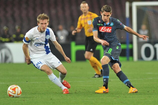 Napoli's Jorginho, right, fights for the ball with Dnipro's Valeriy Luchkevych during the Europa League semifinal, first leg, soccer match between Napoli and Dnipro at the San Paolo stadium in Naples, Italy, Thursday, May 7, 2105. (Cesare Abbate/ANSA via AP)