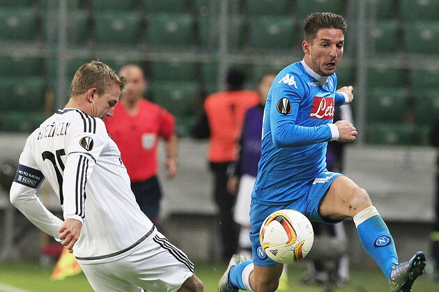 Legia Warszawa's Jakub Rzezniczak,left, and SSC Napoli's Dries Mertens challenge for the ball during their Europa League group D soccer match in Warsaw, Poland, Thursday, Oct. 1, 2015. (AP Photo/Czarek Sokolowski)