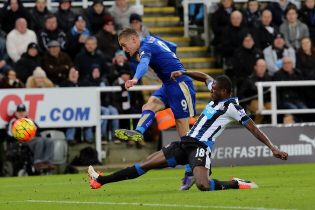 NEWCASTLE, UNITED KINGDOM - NOVEMBER 21 : Jamie Vardy of Leicester City (L) shoots under pressure from Chancel Mbemba of Newcastle United during the Barclays Premier League match between Newcastle United and Leicester City at St James' Park on November 21, 2015 in Newcastle upon Tyne, England. (Photo by Ian Horrocks/Getty Images)