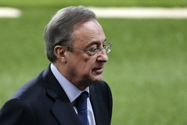 PARIS, FRANCE - OCTOBER 20:  President of Real Madrid Florentino Perez attends the practice session on the eve of the UEFA Champions League match between Paris Saint-Germain (PSG) and Real Madrid at Parc des Princes stadium on October 20, 2015 in Paris, France. (Photo by Jean Catuffe/Getty Images)