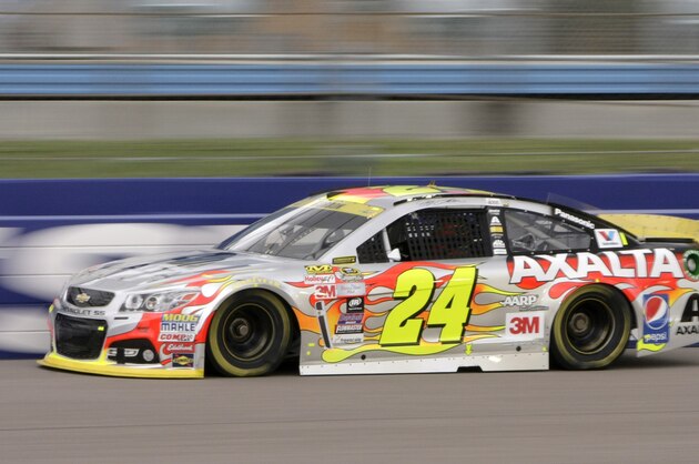 Jeff Gordon (24) drives during  practice for Sunday's NASCAR Sprint Cup Series auto race, Saturday, Nov. 21, 2015, at Homestead-Miami Speedway in Homestead, Fla. (AP Photo/Darryl Graham)