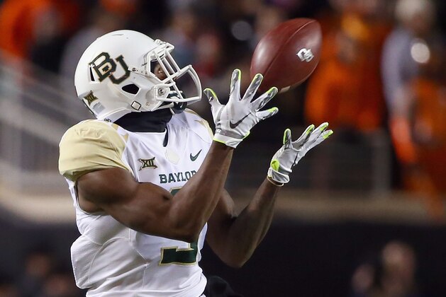 STILLWATER, OK - NOVEMBER 21:  KD Cannon #9 of the Baylor Bears pulls in a touchdown pass against the Oklahoma State Cowboys in the first quarter at Boone Pickens Stadium on November 21, 2015 in Stillwater, Oklahoma.  (Photo by Tom Pennington/Getty Images)