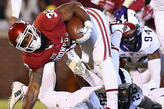NORMAN, OK - NOVEMBER 21: Samaje Perine #32 of the Oklahoma Sooners runs the ball against Derrick Kindred #26 of the TCU Horned Frogs in the first quarter at Gaylord Family Oklahoma Memorial Stadium on November 21, 2015 in Norman, Oklahoma. (Photo by Ronald Martinez/Getty Images) NORMAN, OK - NOVEMBER 21: Samaje Perine #32 of the Oklahoma Sooners runs the ball against Derrick Kindred #26 of the TCU Horned Frogs in the first quarter at Gaylord Family Oklahoma Memorial Stadium on November 21, 2015 in Norman, Oklahoma. (Photo by Ronald Martinez/Getty Images)