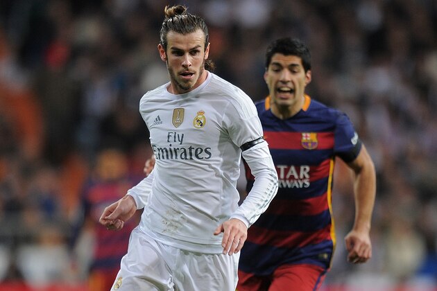 MADRID, SPAIN - NOVEMBER 21:  Gareth Bale of Real Madrid is chased by Luis Suarez of FC Barcelona during the La Liga match between Real Madrid and Barcelona at Estadio Santiago Bernabeu on November 21, 2015 in Madrid, Spain.  (Photo by Denis Doyle/Getty Images)