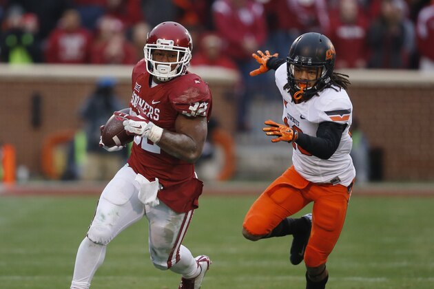 Oklahoma running back Samaje Perine (32) carries during an NCAA college football game between Oklahoma State and Oklahoma in Norman, Okla., Saturday, Dec. 6, 2014. (AP Photo/Sue Ogrocki)