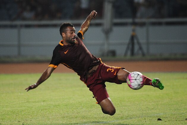 JAKARTA, INDONESIA - JULY 25: Ashley Cole of AS Roma in action during the international friendly match between AS Roma A and AS Roma B at Gelora Bung Karno Stadium on July 25, 2015 in Jakarta, Indonesia.  (Photo by Robertus Pudyanto/Getty Images)