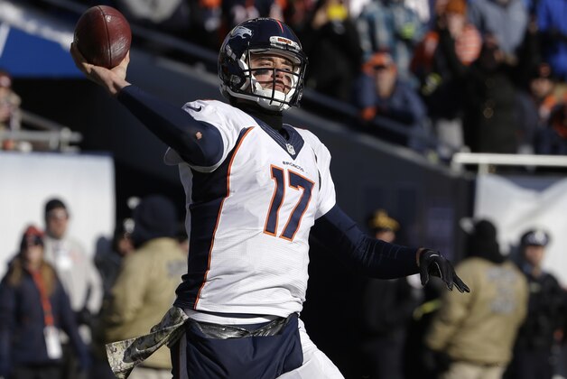 El quarterback Brock Osweiler (17) de los Broncos de Denver lanza un pase contra los Bears de Chicago el domingo 22 de noviembre de 2015. (AP Foto/Nam Y. Huh)