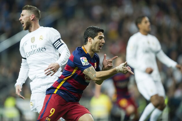 MADRID, SPAIN - NOVEMBER 21:  Luis Suarez of Barcelona celebrates after scoring goal during the La Liga match between Real Madrid CF and FC Barcelona at Estadio Santiago Bernabeu on November 21, 2015 in Madrid, Spain.  (Photo by Juan Manuel Serrano Arce/Getty Images)