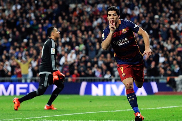 MADRID, SPAIN - NOVEMBER 21:  Luis Suarez of FC Barcelona celebrates after scoring his team's 4th goal during the La Liga match between Real Madrid and Barcelona at Estadio Santiago Bernabeu on November 21, 2015 in Madrid, Spain.  (Photo by Denis Doyle/Getty Images)