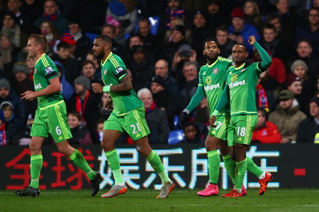 LONDON, ENGLAND - NOVEMBER 23:  Jermain Defoe (R) of Sunderland celebrates after scoring the opening goal during the Barclays Premier League match between Crystal Palace and Sunderland at Selhurst Park on November 23, 2015 in London, England.  (Photo by Clive Rose/Getty Images)