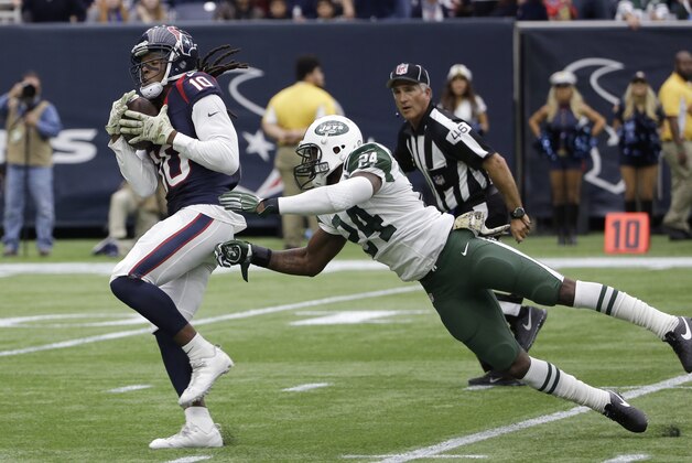 El receptor de los Texans de Houston, DeAndre Hopkins (10), supera al cornerback de los Jets de Nueva York, Darrelle Revis (24), para anotar un touchdown en su partido de la NFL el domingo 22 de noviembre de 2015 en Houston. (Foto AP/David J. Phillip)