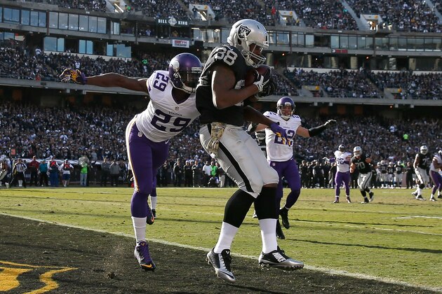 OAKLAND, CA - NOVEMBER 15:  Tight end Clive Walford #88 of the Oakland Raiders scores a touchdown in the second quarter in front of cornerback Xavier Rhodes #29 of the Minnesota Vikings against the Minnesota Vikings at O.co Coliseum on November 15, 2015 in Oakland, California.  (Photo by Ezra Shaw/Getty Images)