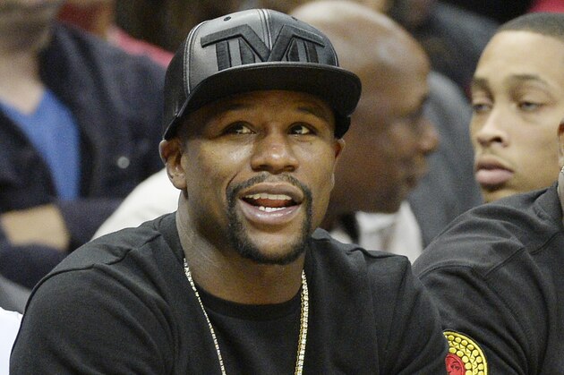 LOS ANGELES CA - NOVEMBER 9: Boxer Floyd Mayweather Jr. attends the Los Angeles Clippers and Memphis Grizzlies basketball game at Staples Center November 9, 2015 in Los Angeles, California.  (Photo by Kevork S. Djansezian/Getty Images)