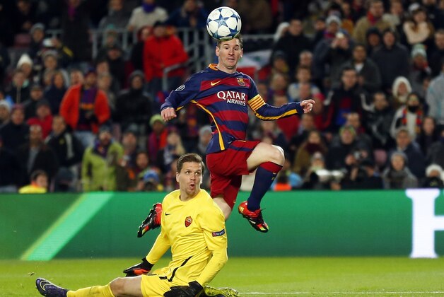 Barcelona's Lionel Messi scores his side's second goal past Roma goalkeeper Wojciech Szczesny during their Group E Champions League soccer match at the Camp Nou stadium in Barcelona, Spain, Tuesday Nov. 24, 2015. (AP Photo/Manu Fernandez)